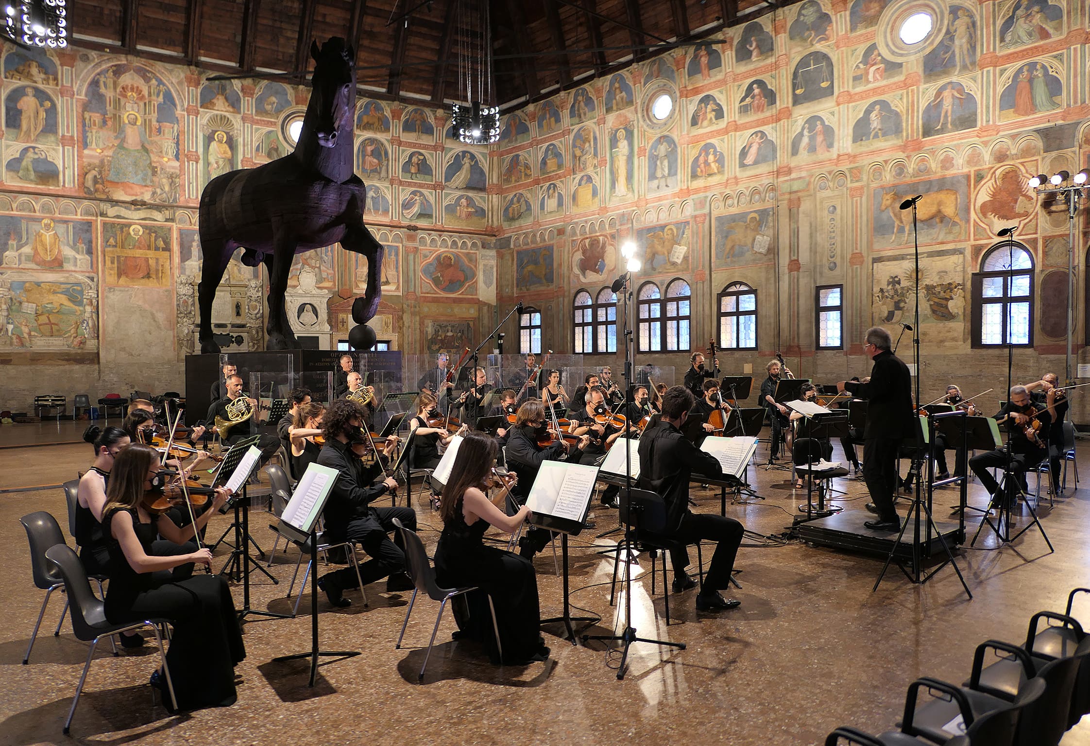 Concerto con musicisti al palazzo della ragione.