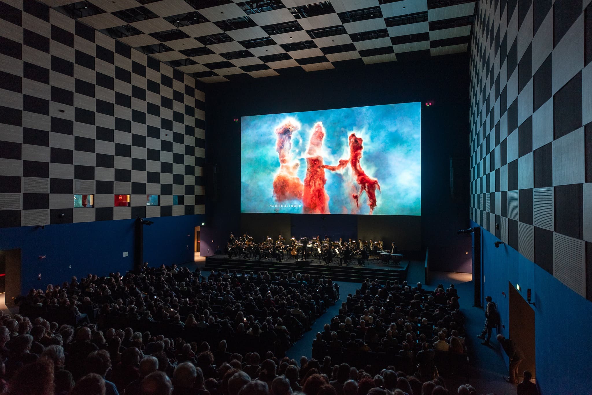 Proiezione Sinfonia del cosmo in sala con pubblico.