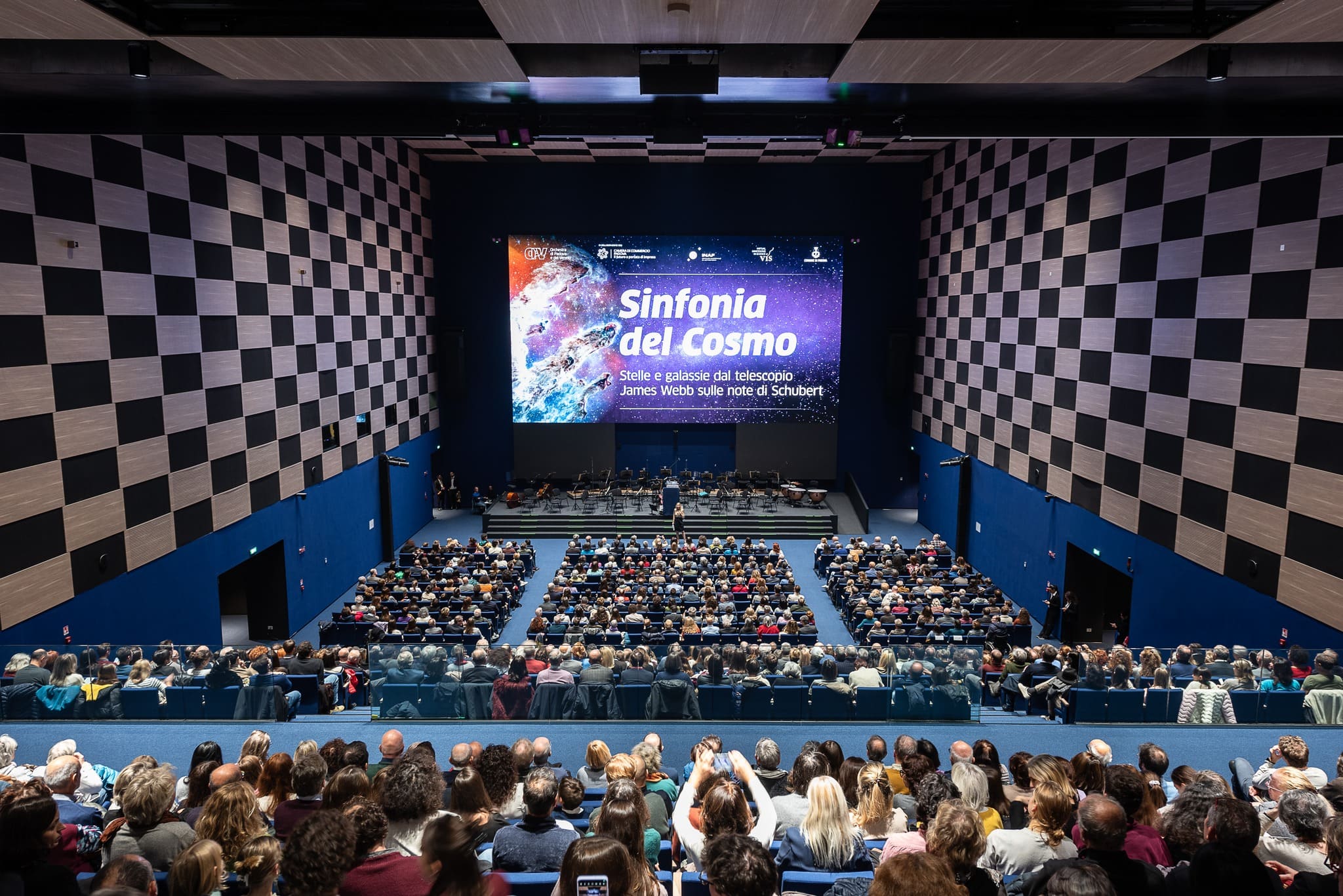 Sala cinema piena per evento "Sinfonia del Cosmo".