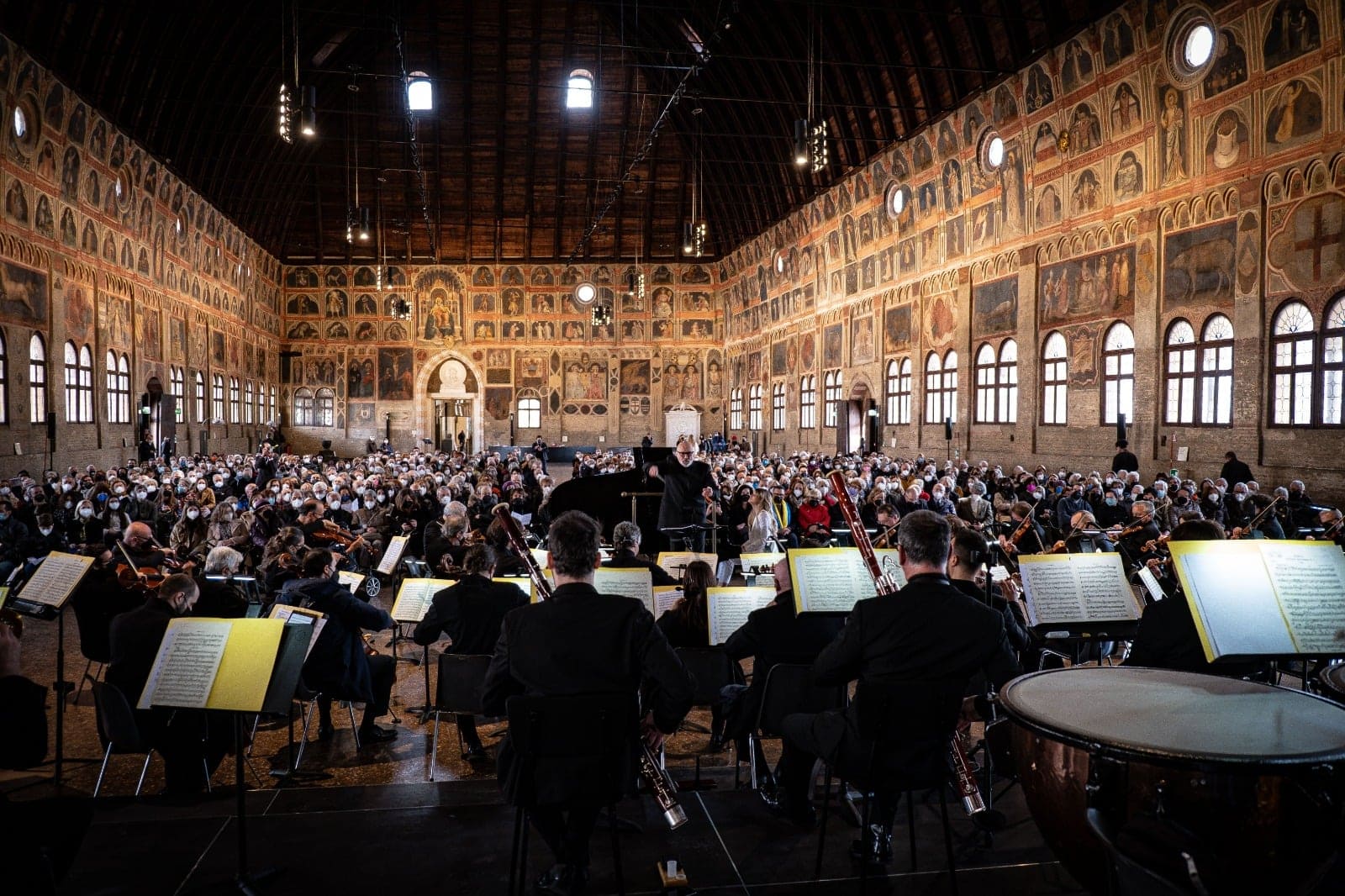 Concerto con musicisti e pubblico al Palazzo della Ragione.