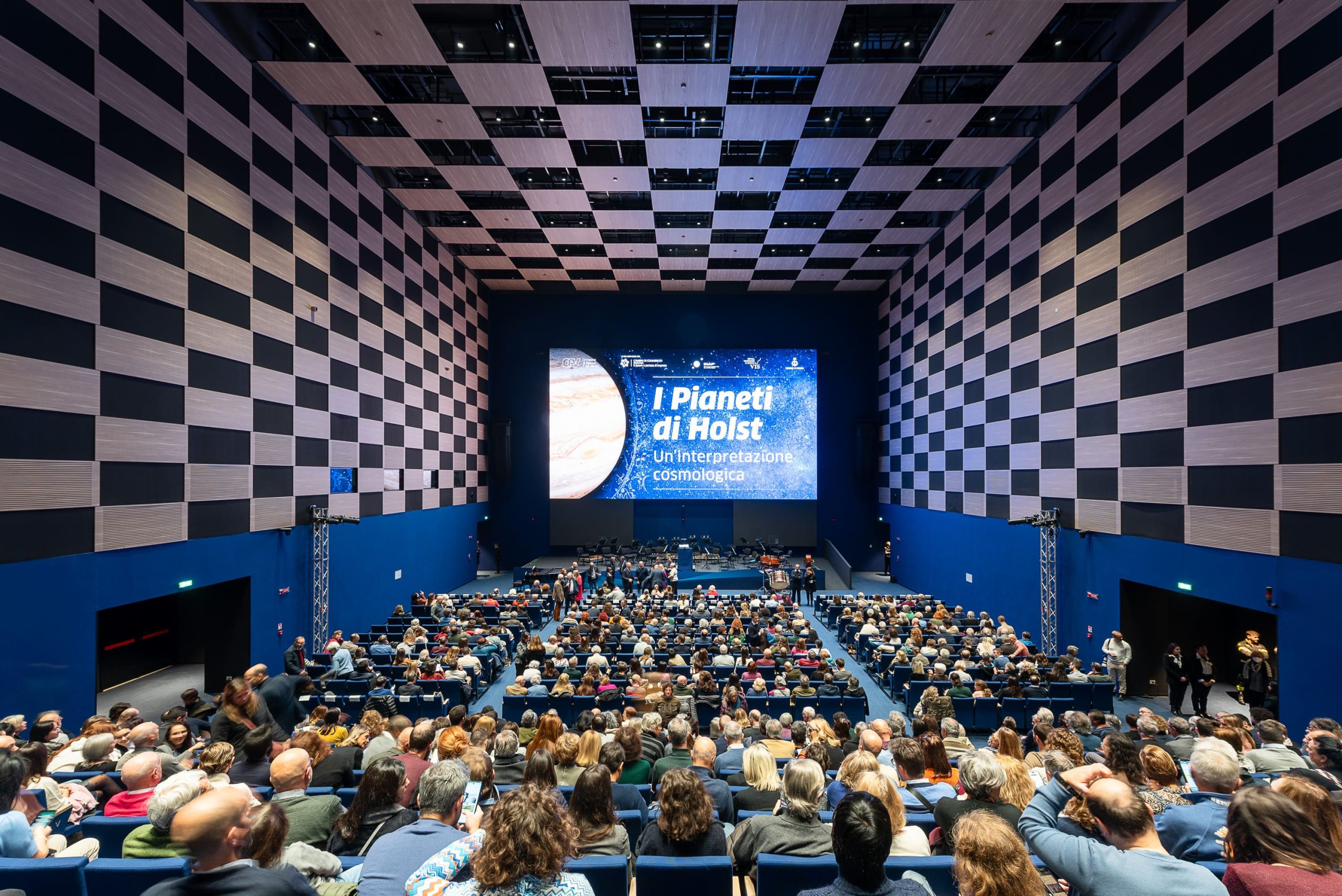Pubblico in sala cinema per spettacolo "I pianeti di Holst".
