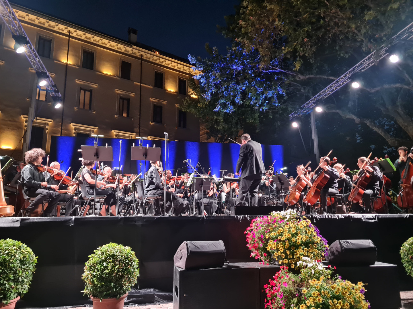 Concerto sinfonico all'aperto con orchestra.